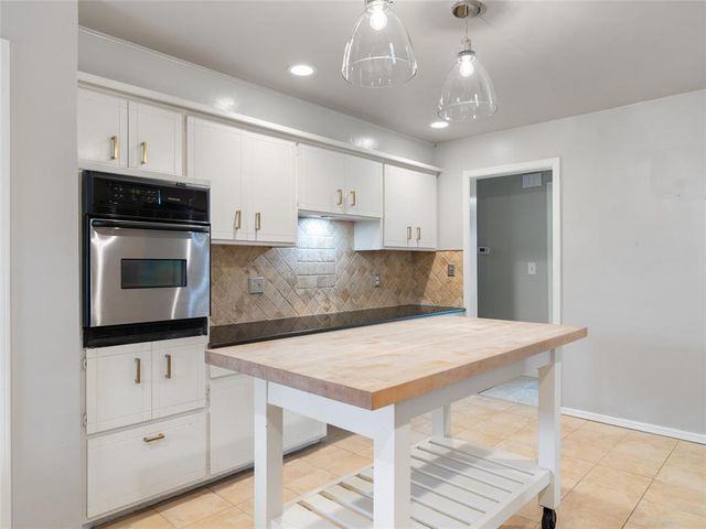 1835 Drakestone Avenue, Nichols Hills, OK 73120