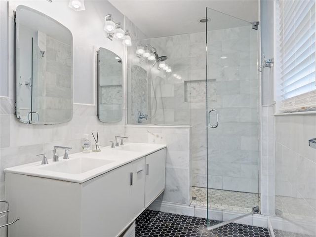 1835 Drakestone Avenue, Nichols Hills, OK 73120