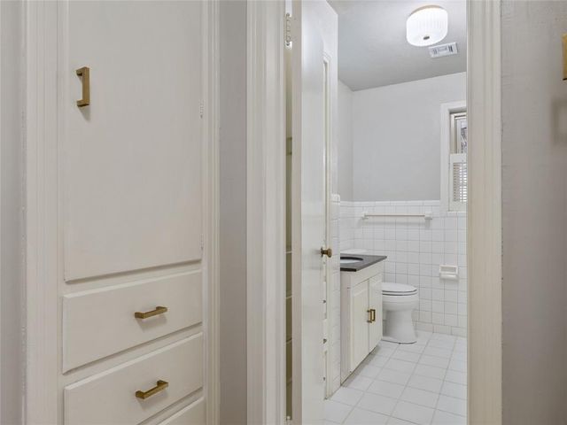 1835 Drakestone Avenue, Nichols Hills, OK 73120