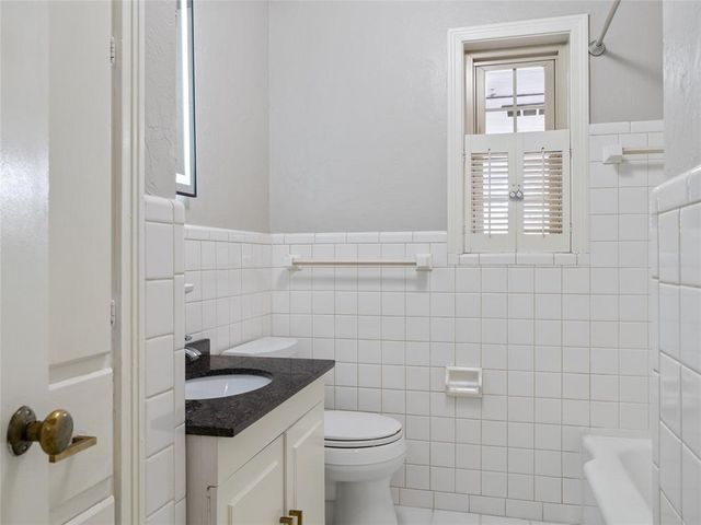 1835 Drakestone Avenue, Nichols Hills, OK 73120