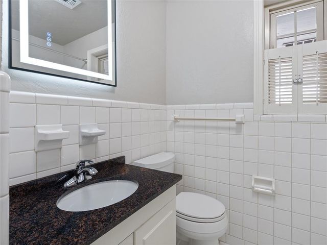 1835 Drakestone Avenue, Nichols Hills, OK 73120