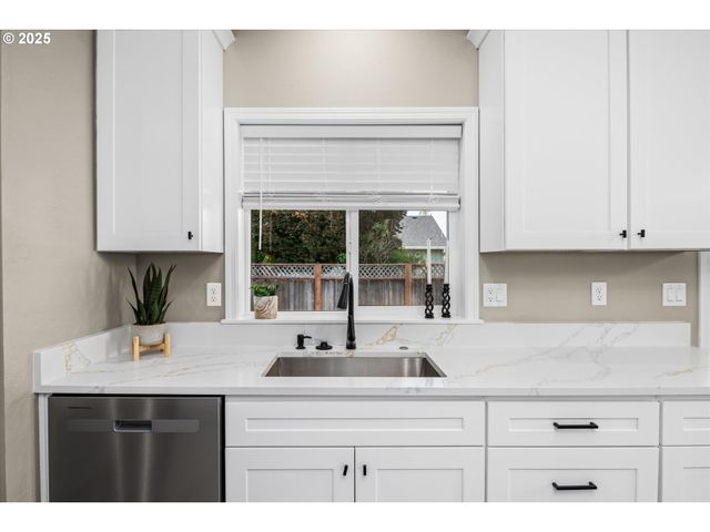 6023 MONDAVI Ln, Eugene, OR 97402