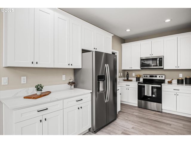 6023 MONDAVI Ln, Eugene, OR 97402