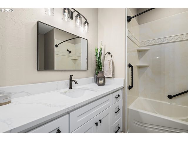 6023 MONDAVI Ln, Eugene, OR 97402