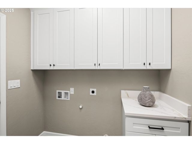 6023 MONDAVI Ln, Eugene, OR 97402