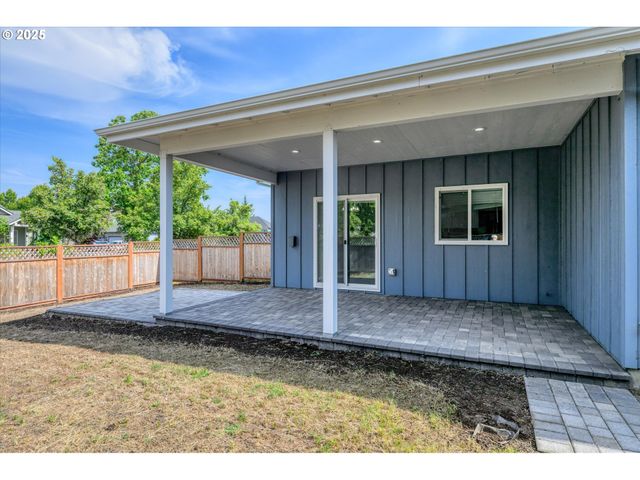 6023 MONDAVI Ln, Eugene, OR 97402