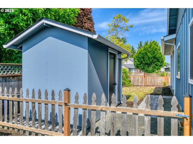 6023 MONDAVI Ln, Eugene, OR 97402