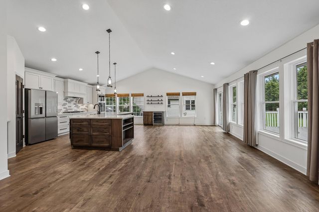 3460 Commonwealth Avenue, Woodbury, MN 55125