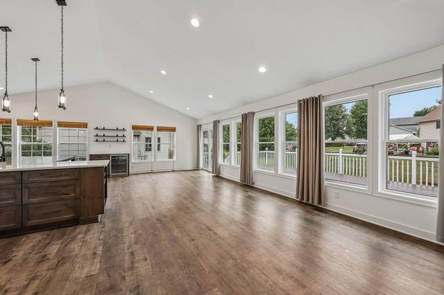 3460 Commonwealth Avenue, Woodbury, MN 55125