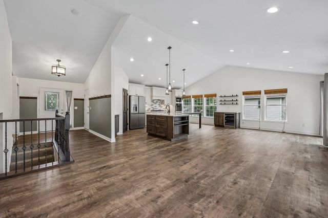 3460 Commonwealth Avenue, Woodbury, MN 55125