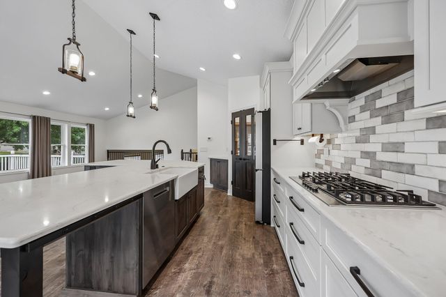 3460 Commonwealth Avenue, Woodbury, MN 55125