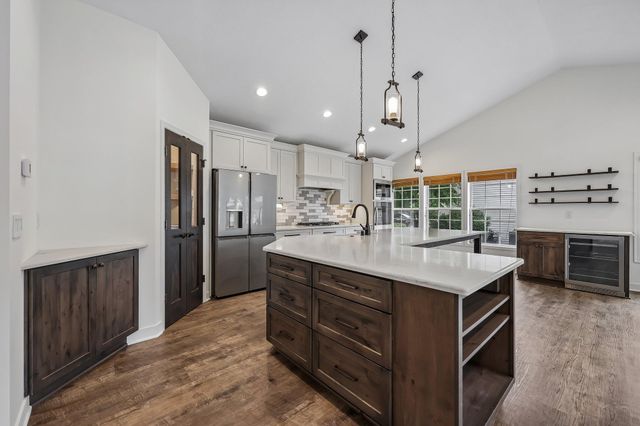 3460 Commonwealth Avenue, Woodbury, MN 55125