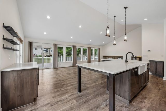 3460 Commonwealth Avenue, Woodbury, MN 55125