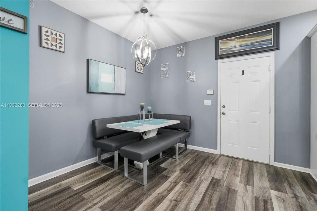 Image 10 of property listing at 4126 Cascada Cir, Cooper City, FL 33024