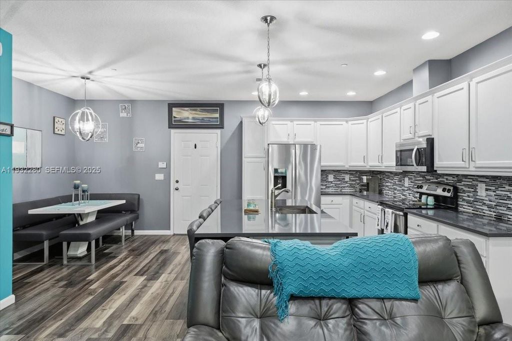 Image 13 of property listing at 4126 Cascada Cir, Cooper City, FL 33024