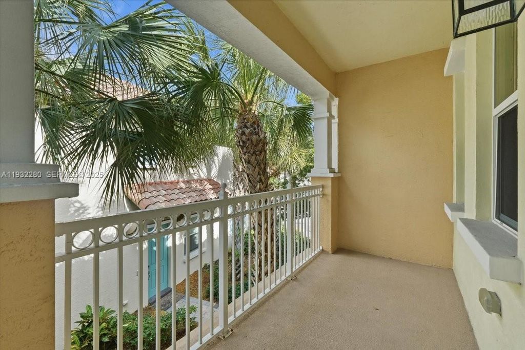 Image 18 of property listing at 4126 Cascada Cir, Cooper City, FL 33024