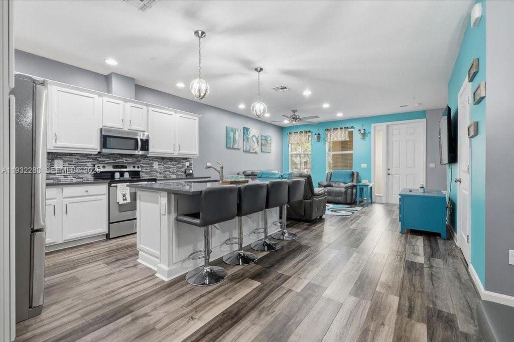 Image 2 of property listing at 4126 Cascada Cir, Cooper City, FL 33024