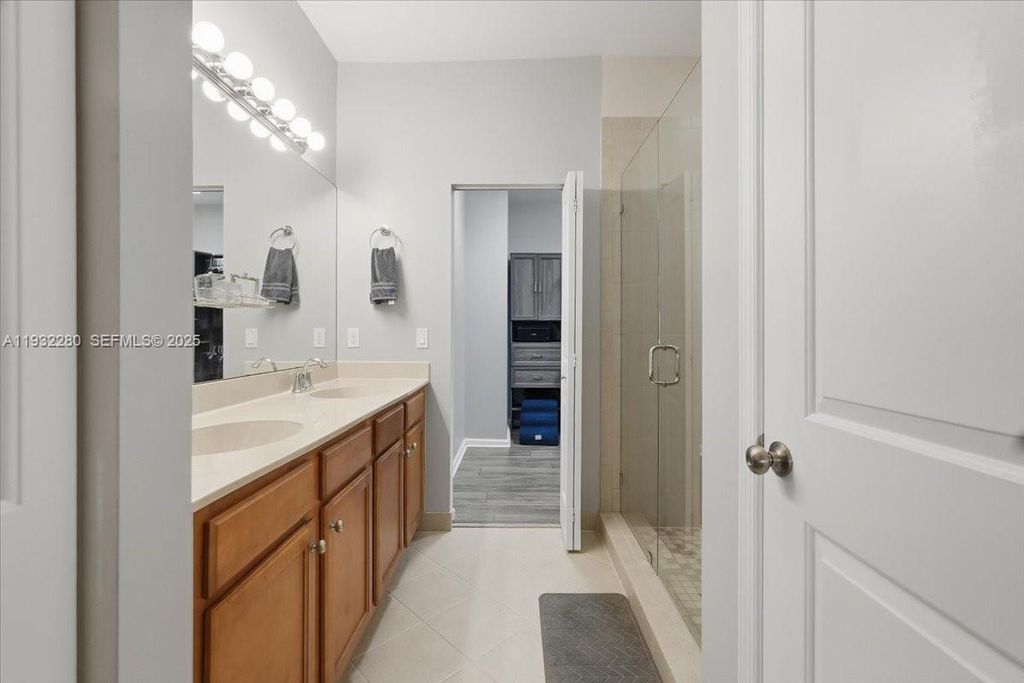 Image 20 of property listing at 4126 Cascada Cir, Cooper City, FL 33024