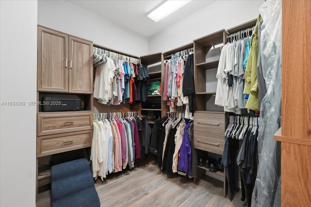 Image 22 of property listing at 4126 Cascada Cir, Cooper City, FL 33024