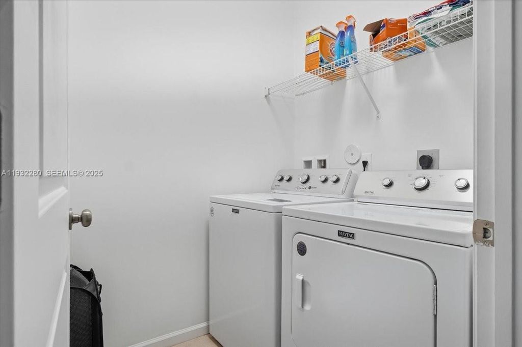 Image 24 of property listing at 4126 Cascada Cir, Cooper City, FL 33024