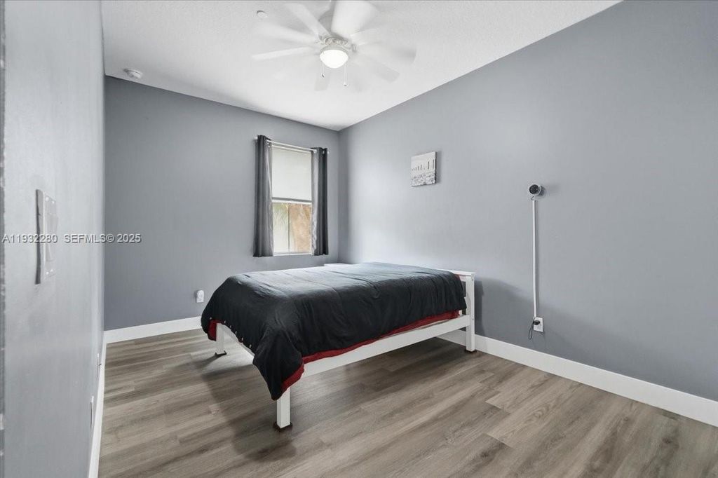 Image 27 of property listing at 4126 Cascada Cir, Cooper City, FL 33024