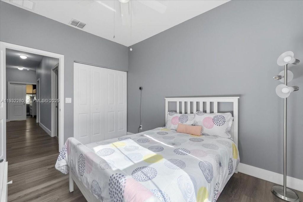 Image 29 of property listing at 4126 Cascada Cir, Cooper City, FL 33024