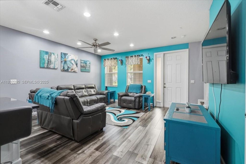 Image 3 of property listing at 4126 Cascada Cir, Cooper City, FL 33024