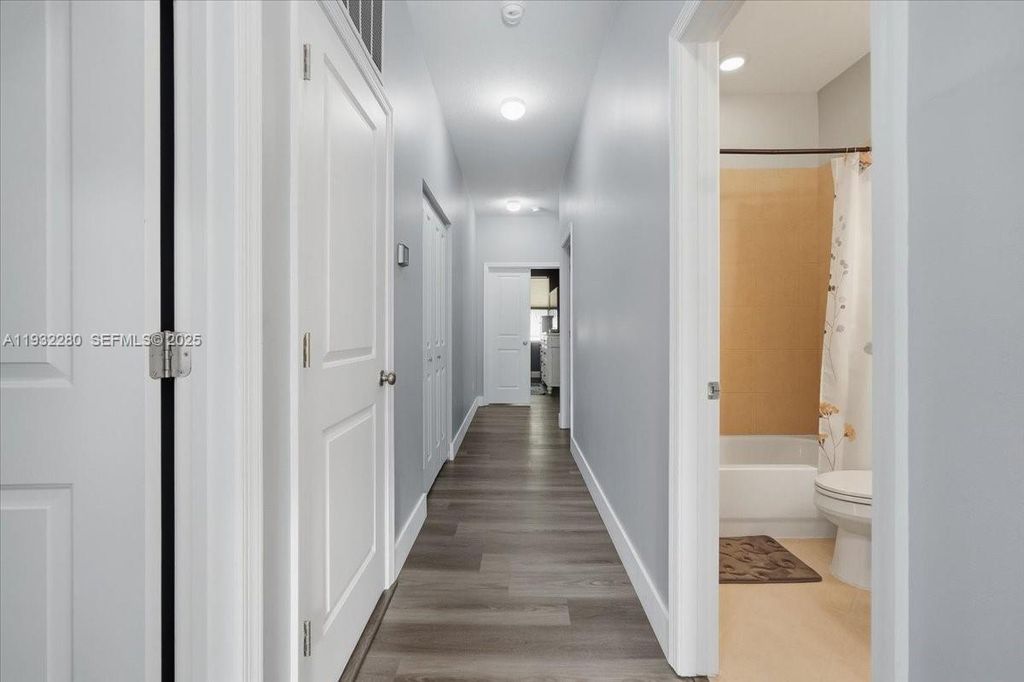 Image 30 of property listing at 4126 Cascada Cir, Cooper City, FL 33024