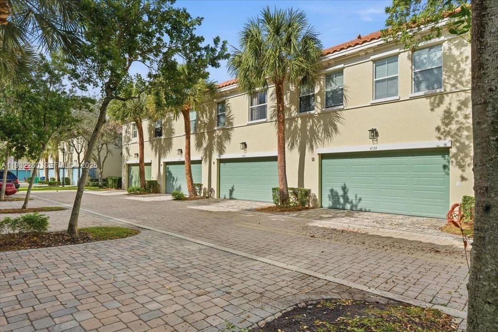 Image 33 of property listing at 4126 Cascada Cir, Cooper City, FL 33024