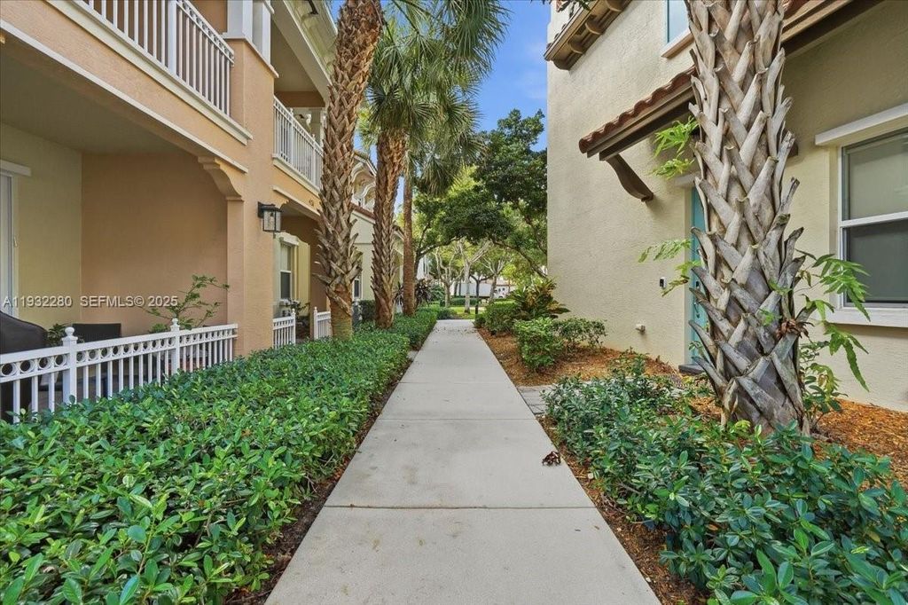 Image 38 of property listing at 4126 Cascada Cir, Cooper City, FL 33024