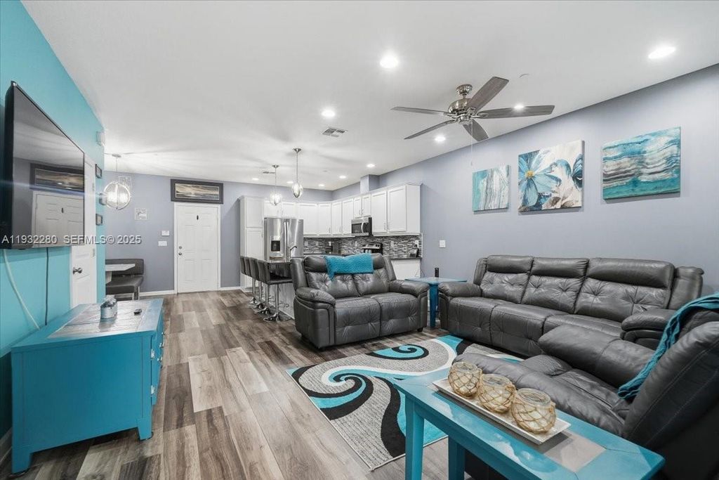 Image 4 of property listing at 4126 Cascada Cir, Cooper City, FL 33024