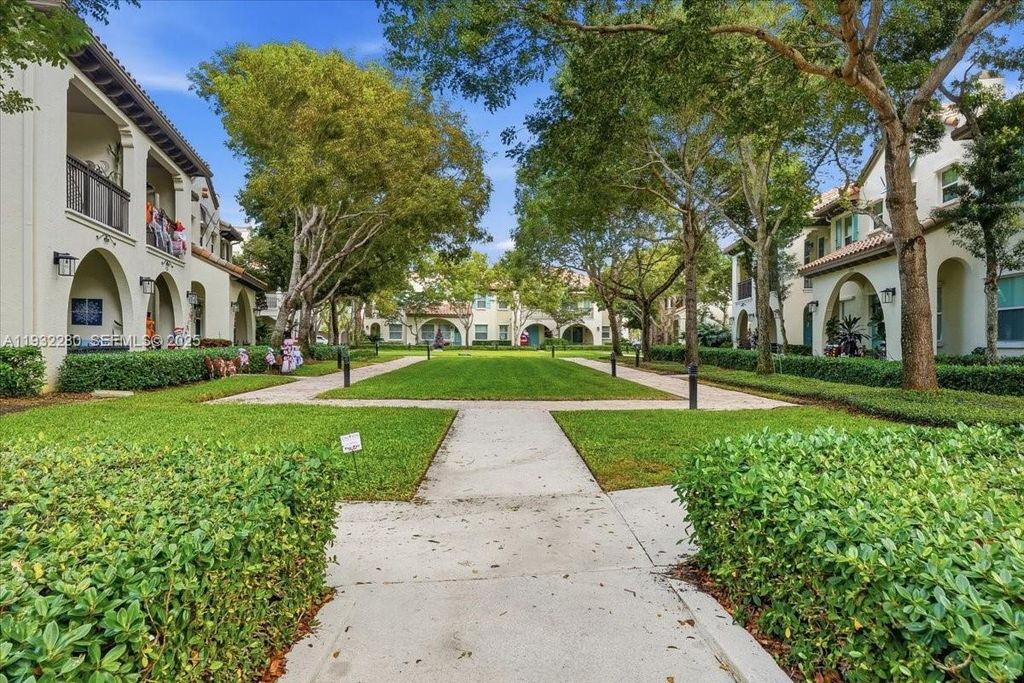 Image 40 of property listing at 4126 Cascada Cir, Cooper City, FL 33024