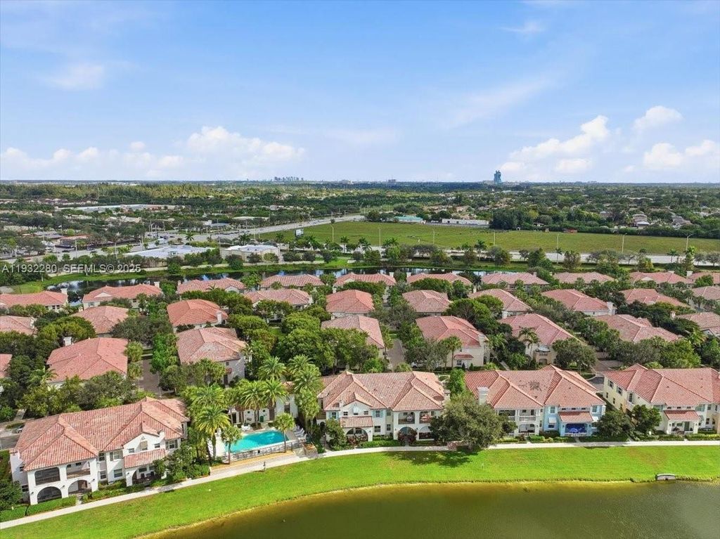 Image 59 of property listing at 4126 Cascada Cir, Cooper City, FL 33024