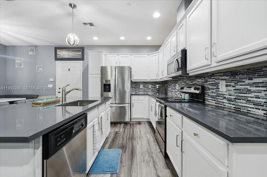 Image 7 of property listing at 4126 Cascada Cir, Cooper City, FL 33024