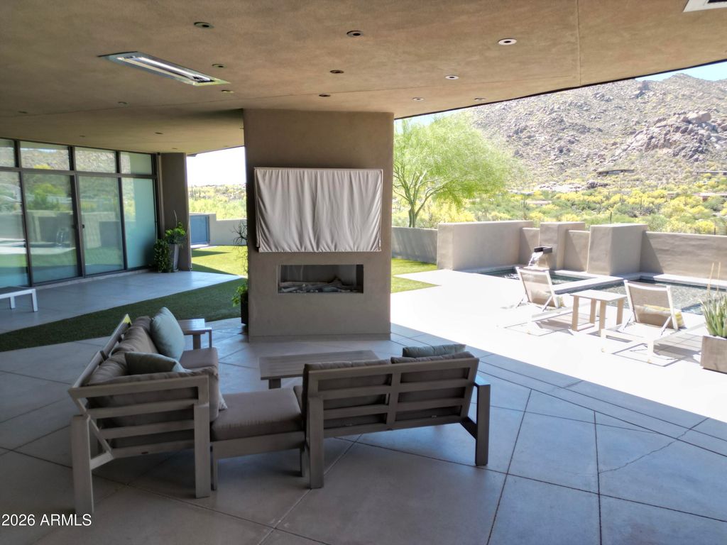 Image 13 of property listing at 37021 N HOLIDAY Lane, Carefree, AZ 85377