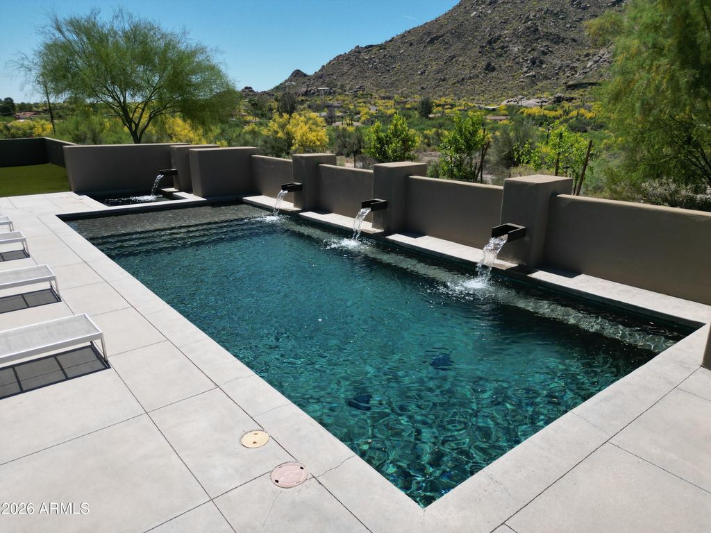 Image 16 of property listing at 37021 N HOLIDAY Lane, Carefree, AZ 85377
