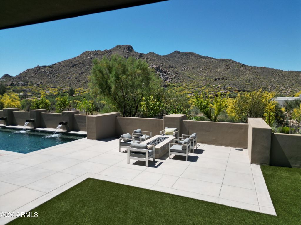 Image 19 of property listing at 37021 N HOLIDAY Lane, Carefree, AZ 85377
