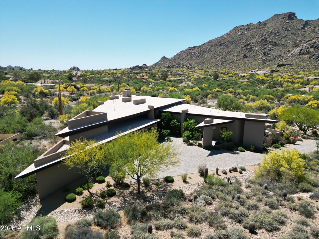 Image 27 of property listing at 37021 N HOLIDAY Lane, Carefree, AZ 85377