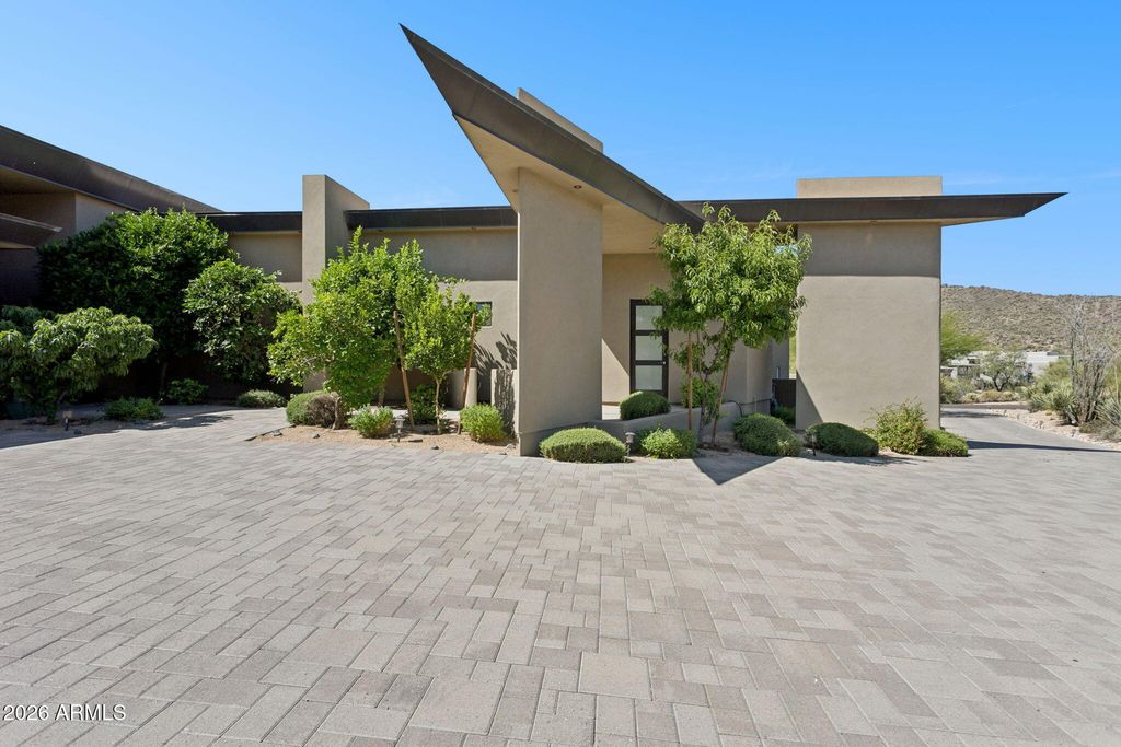 Image 28 of property listing at 37021 N HOLIDAY Lane, Carefree, AZ 85377