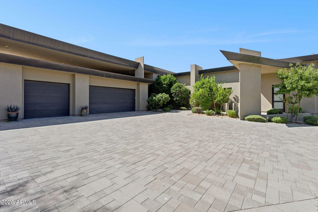 Image 29 of property listing at 37021 N HOLIDAY Lane, Carefree, AZ 85377