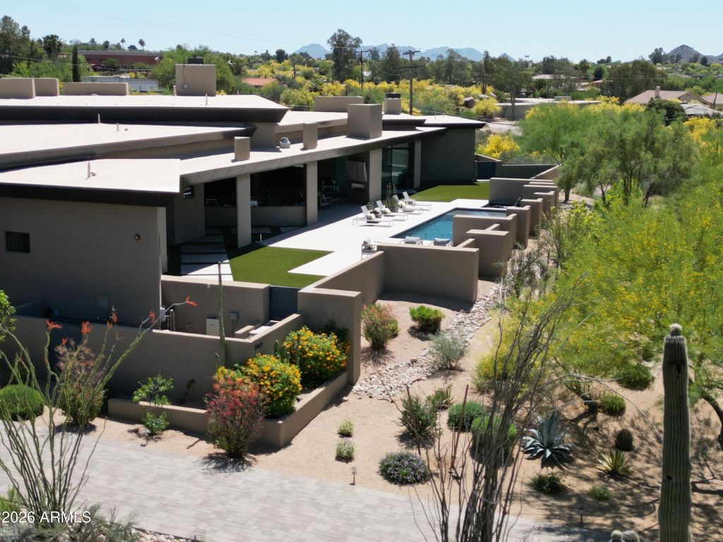 Image 3 of property listing at 37021 N HOLIDAY Lane, Carefree, AZ 85377