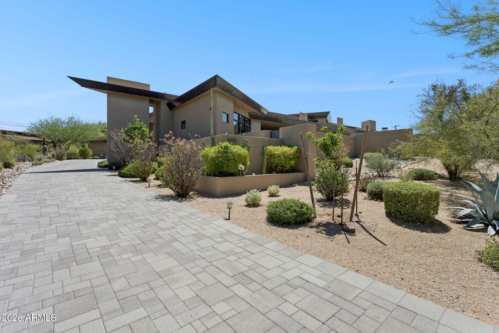 Image 31 of property listing at 37021 N HOLIDAY Lane, Carefree, AZ 85377