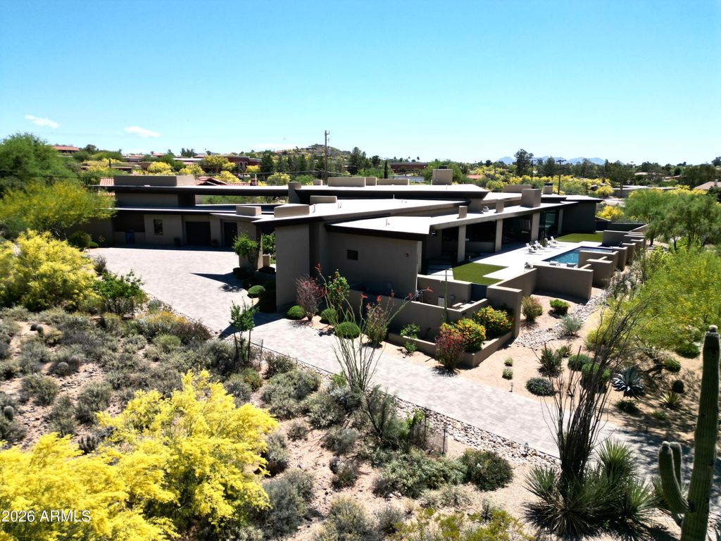 Image 7 of property listing at 37021 N HOLIDAY Lane, Carefree, AZ 85377