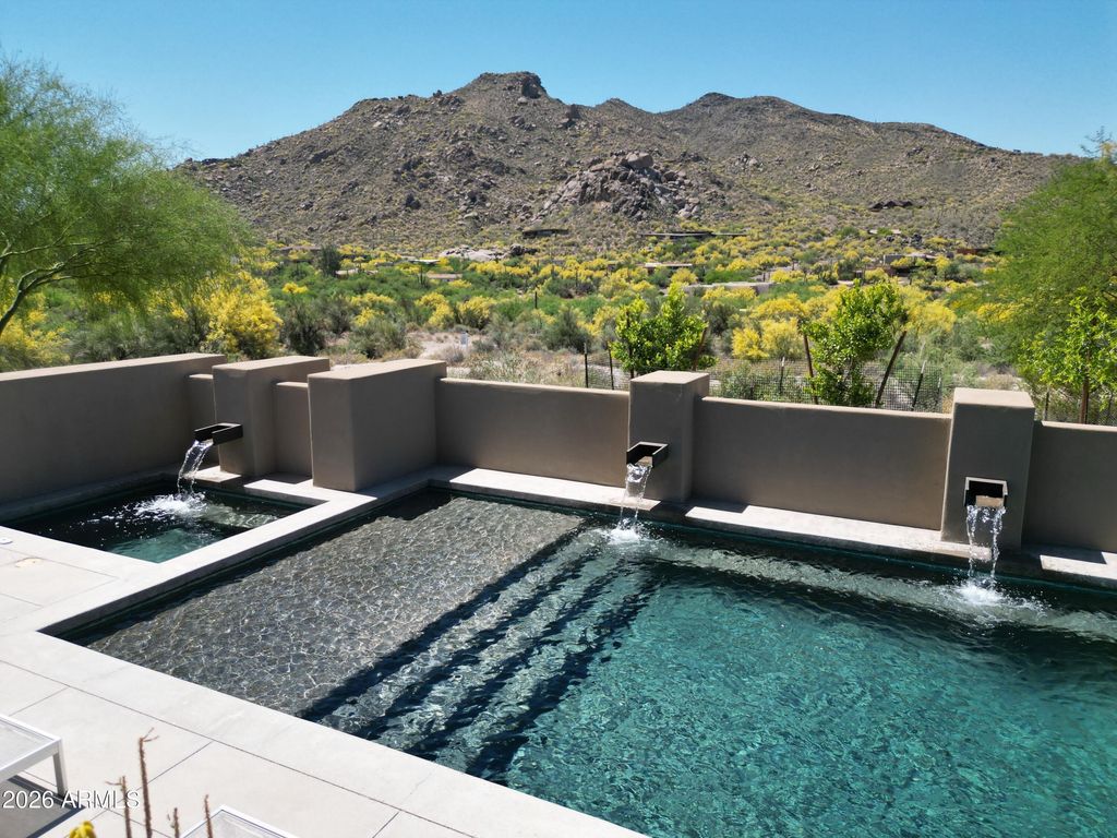 Image 8 of property listing at 37021 N HOLIDAY Lane, Carefree, AZ 85377