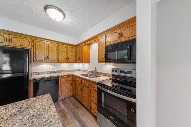 7250 Hunters Run, Eden Prairie, MN 55346