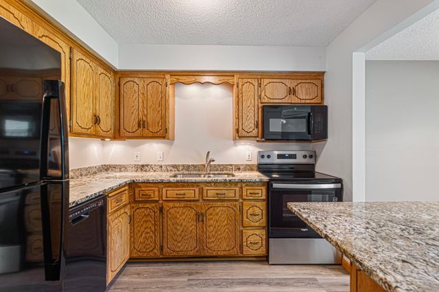 7250 Hunters Run, Eden Prairie, MN 55346