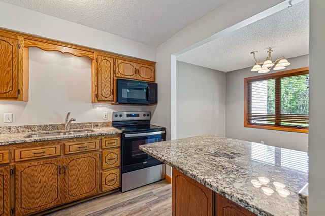 7250 Hunters Run, Eden Prairie, MN 55346
