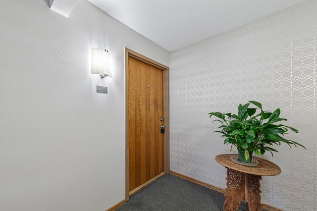 7250 Hunters Run, Eden Prairie, MN 55346