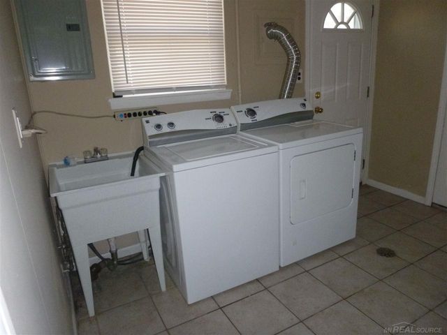 3229 Dolores Avenue, Warren, MI 48091