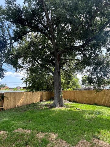 10911 Lockgate Lane, Houston, TX 77048